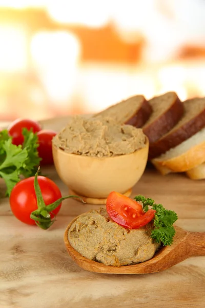 Склад свіжого паштету, помідорів і хліба на яскравому фоні — стокове фото