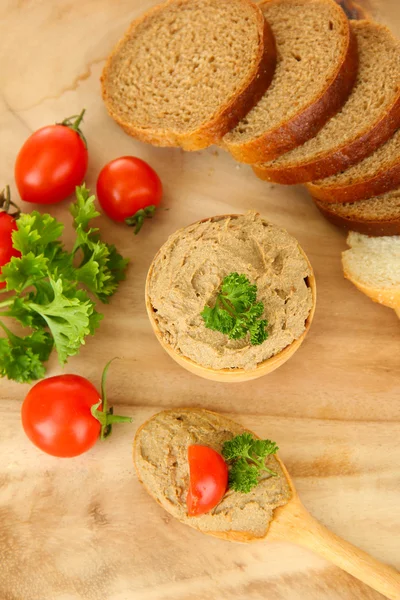 Paté fresco sobre cuchara de madera, sobre fondo de madera —  Fotos de Stock