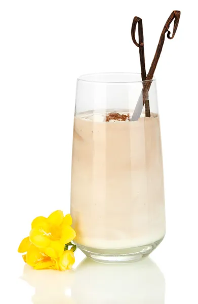 Sklenice šlehačka koktejl izolované na bílém — Stock fotografie