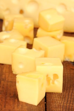 ahşap masa üstünde peynir küpleri