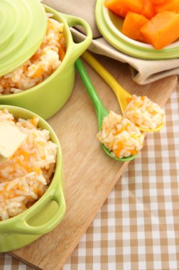 Tat pirinç lapası kabak masa örtüsü arka plan üzerinde tencere ile