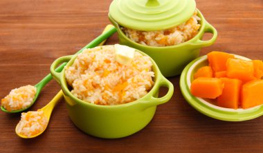 Tat pirinç lapası kabak ahşap arka plan üzerinde tencere ile