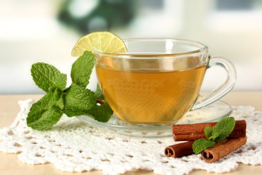 çay nane, limon ve tarçın odasındaki masada