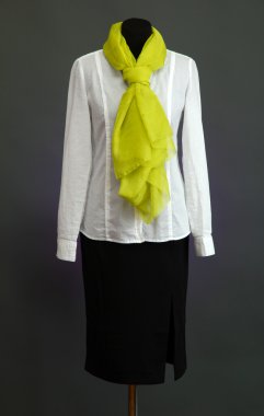 manken mor zemin üzerinde beyaz bluz, siyah etek ve Yeşil fular