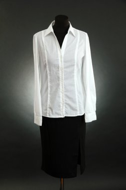 beyaz gömlek ve siyah arka plan üzerine manken üzerinde siyah etek