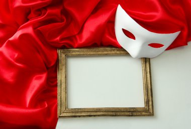 Beyaz maske, boş çerçeve ve üzerinde beyaz izole kırmızı ipek kumaş