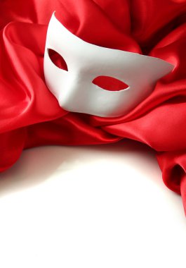 Beyaz maske ve üzerinde beyaz izole kırmızı ipek kumaş