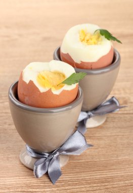 ahşap masa üzerinde yumurta bardak haşlanmış yumurta