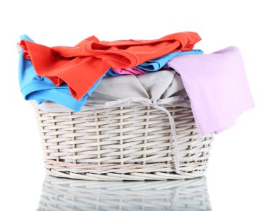 ahşap sepet beyaz izole giysilerle