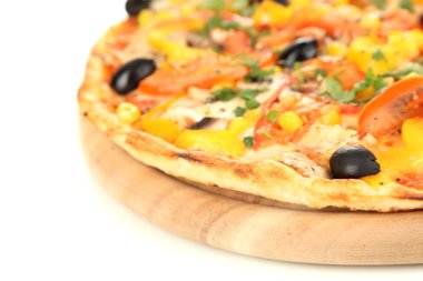 sebze, tavuk ve zeytin üzerinde beyaz izole lezzetli pizza
