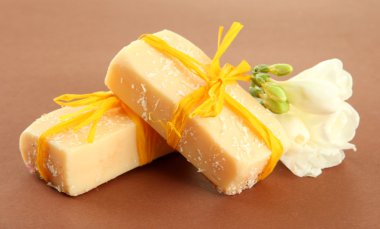 kahverengi zemin üzerinde doğal el yapımı Sabun