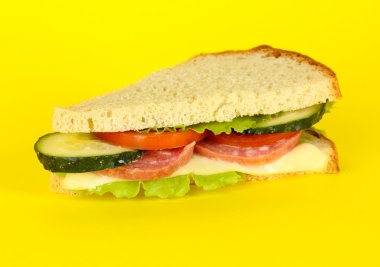 Sarı zemin üzerinde sandviç