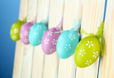 Sanat çit asılı yumurtalı Paskalya arka plan