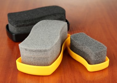 ahşap zemin üzerinde Ayakkabı Parlatıcı sünger