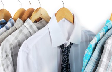 gömlek ile bağlantılı üzerinde ahşap askı üzerinde beyaz izole