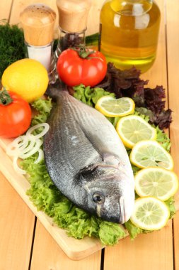 doğrama kurulu limon ve sebzeler üzerinde ahşap masa üzerinde taze dorado