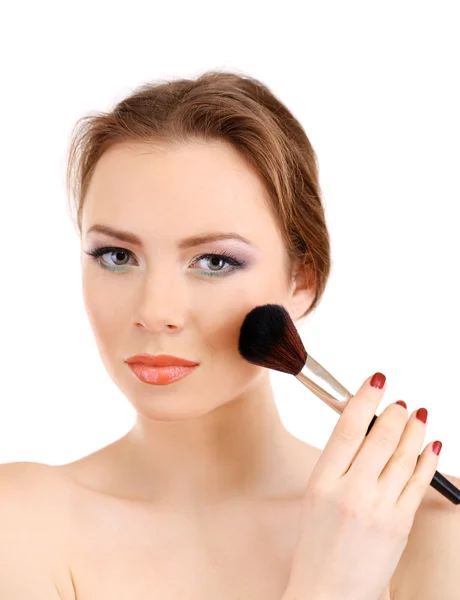 Retrato de mujer hermosa con cepillo de maquillaje para polvo, aislado en blanco — Foto de Stock