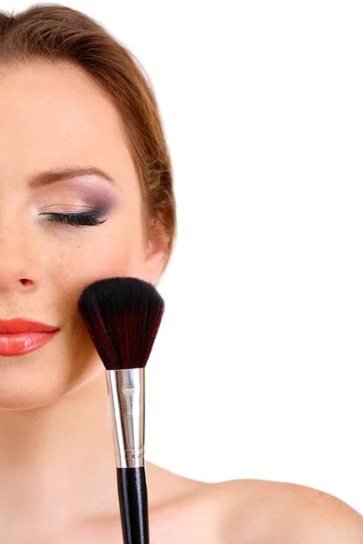 Retrato de mujer hermosa con cepillo de maquillaje para polvo, aislado en blanco — Foto de Stock