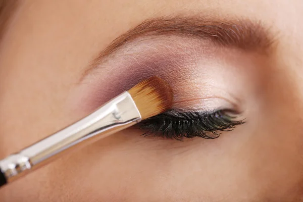 Vackra kvinnliga ögat med ljusa make-up, närbild — Stockfoto