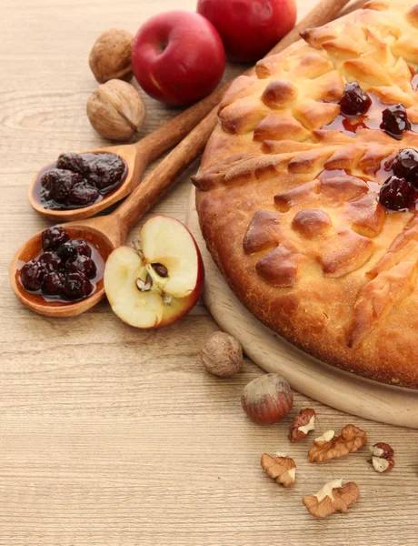 Sabroso pastel casero con mermelada y manzanas, sobre mesa de madera —  Fotos de Stock