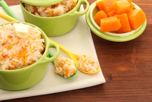 Assaggia il porridge di riso con zucca in casseruola su fondo di legno — Foto Stock