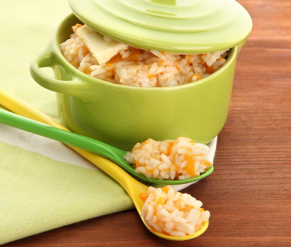 Porridge di riso di gusto con zucca in tegame su fondo in legno — Stockfoto