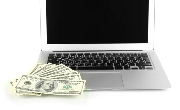 Деньги на ноутбуке изолированы на белом — стоковое фото