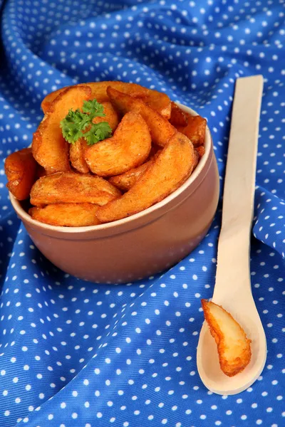 Appetitliche Dorfkartoffeln in Schale auf blauem Stoff in Großaufnahme — Stockfoto