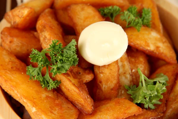 Batatas da aldeia apetitosas em tigela na mesa de madeira close-up — Fotografia de Stock