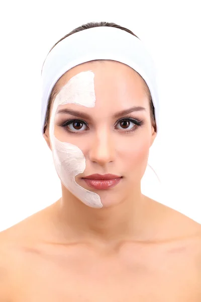 Jeune femme avec masque facial en argile, isolée sur blanc — Photo