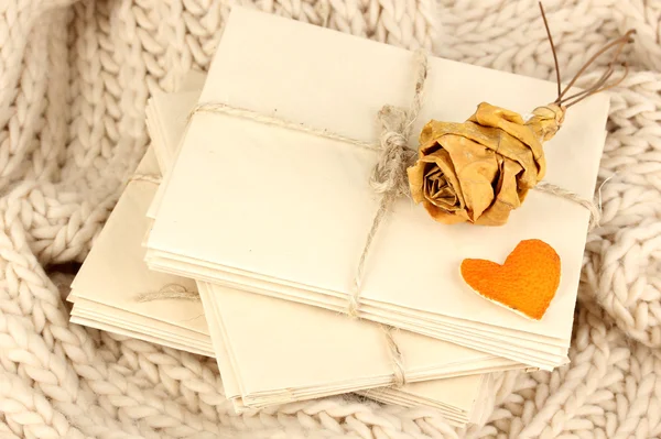 Travar av gamla brev med torkad ros på mjuk halsduk — Stockfoto