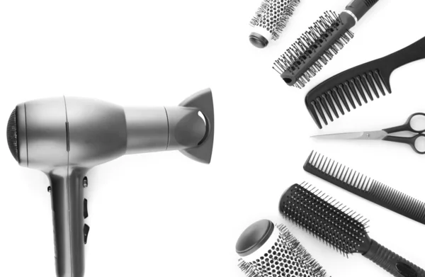Escovas de pente, secador de cabelo e tesouras de corte, isoladas sobre branco — Fotografia de Stock