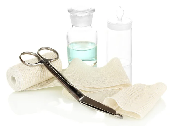 Trousse de premiers soins pour bandage isolé sur blanc — Photo