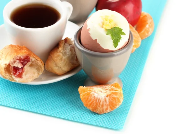 Leichtes Frühstück mit gekochten Eiern und einer Tasse Kaffee, isoliert auf weiß — Stockfoto