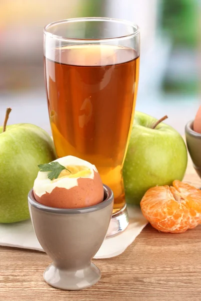 Ελαφρύ πρωινό με βραστό αυγό και ποτήρι χυμό στο ξύλινο τραπέζι στο café — Φωτογραφία Αρχείου