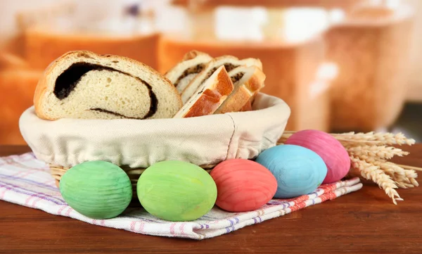 Brood met papaver zaad in rieten mand, op lichte achtergrond — Stockfoto