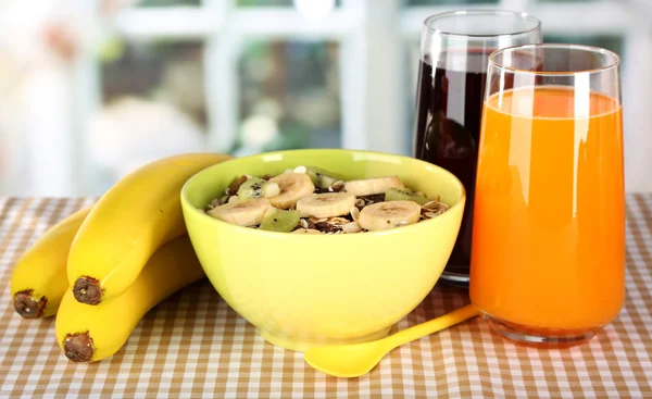 Pyszne i zdrowe zboże w miseczce z sokiem i owoce na stole w pokoju — Zdjęcie stockowe