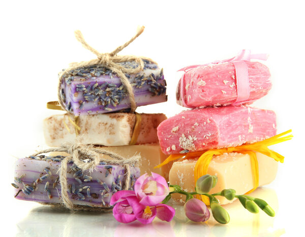 Естественное мыло ручной работы, изолированное на белом
