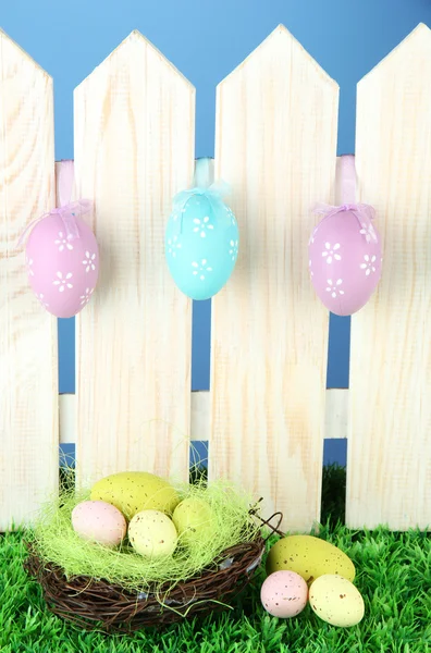 Arte Fondo de Pascua con huevos colgando de la cerca —  Fotos de Stock