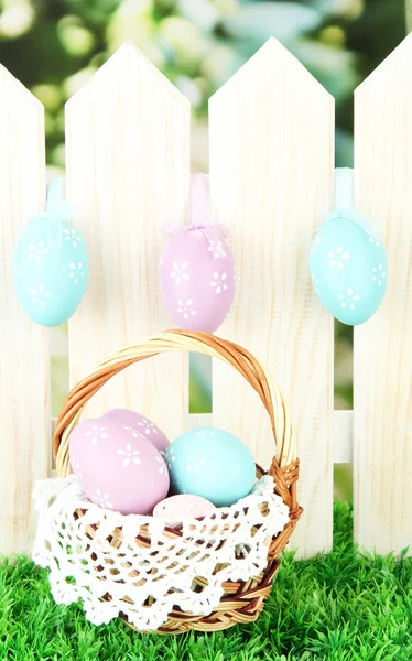 Kunst Ostern Hintergrund mit Eiern hängen am Zaun — Stockfoto