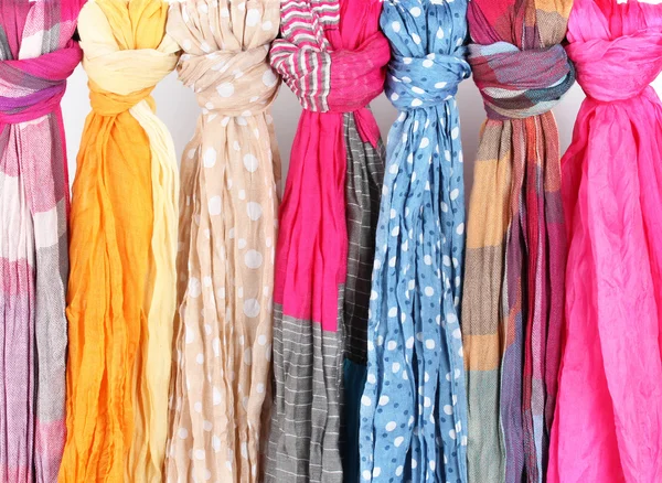 白で隔離される多くの明るい女性のスカーフ — ストック写真