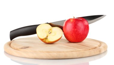 Kırmızı elma ve bıçak üzerinde beyaz izole kesme tahtası üzerinde