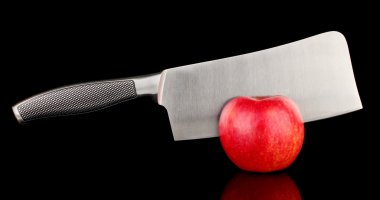 Kırmızı elma ve izole üzerinde siyah bıçak