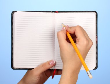 defter, renkli arka plan üzerinde el yazma