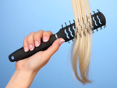 Sarı bukleler renk arka plan üzerinde fırça tarak