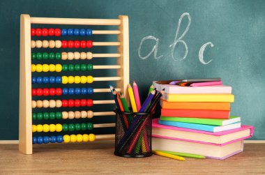 oyuncak abacus, kitap ve okul Danışma arka plan üzerinde tablo kalemleri