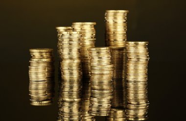 birçok para çıktı sütunları koyu arka plan üzerinde