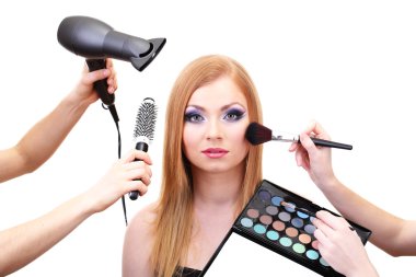 güzel bir genç kadın ve eller gözler gölgeler, fırça ve saç kurutma makinesi, üzerinde beyaz izole