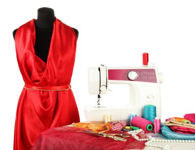 dikiş makinesi, kukla ve üzerinde beyaz izole diğer dikiş ekipman