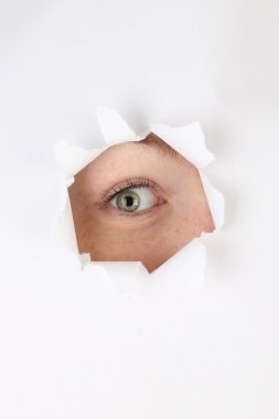 kadın göz deliğine kağıt arıyorum